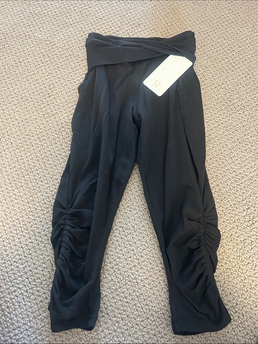 New Lululemon black sunset salutation crop leggings